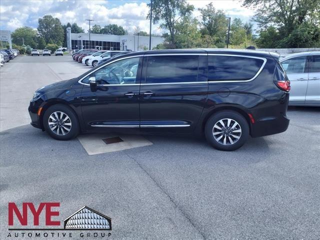 new 2023 Chrysler Pacifica Hybrid car, priced at $44,498