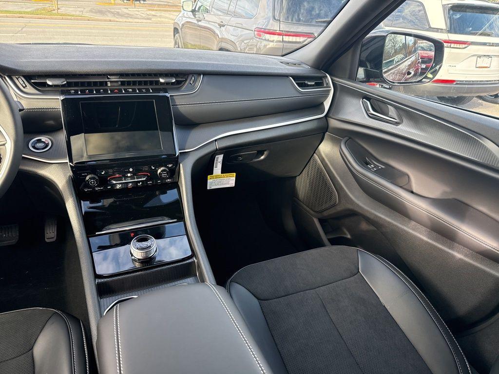 new 2025 Jeep Grand Cherokee car, priced at $45,125