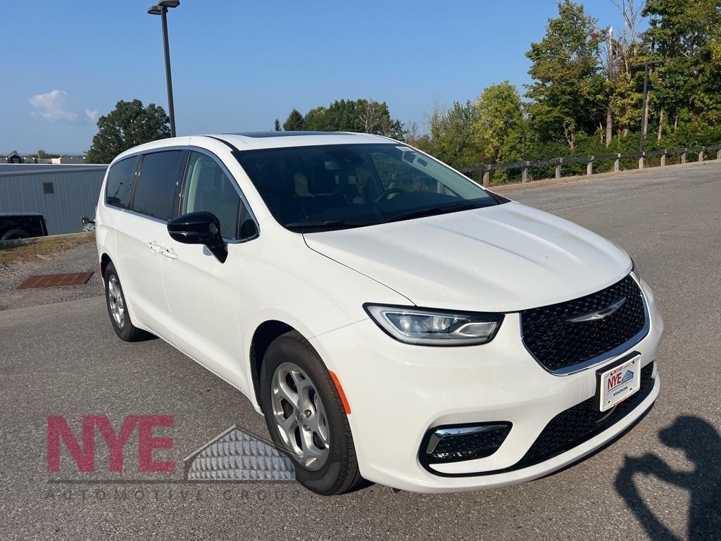 new 2024 Chrysler Pacifica car, priced at $43,425