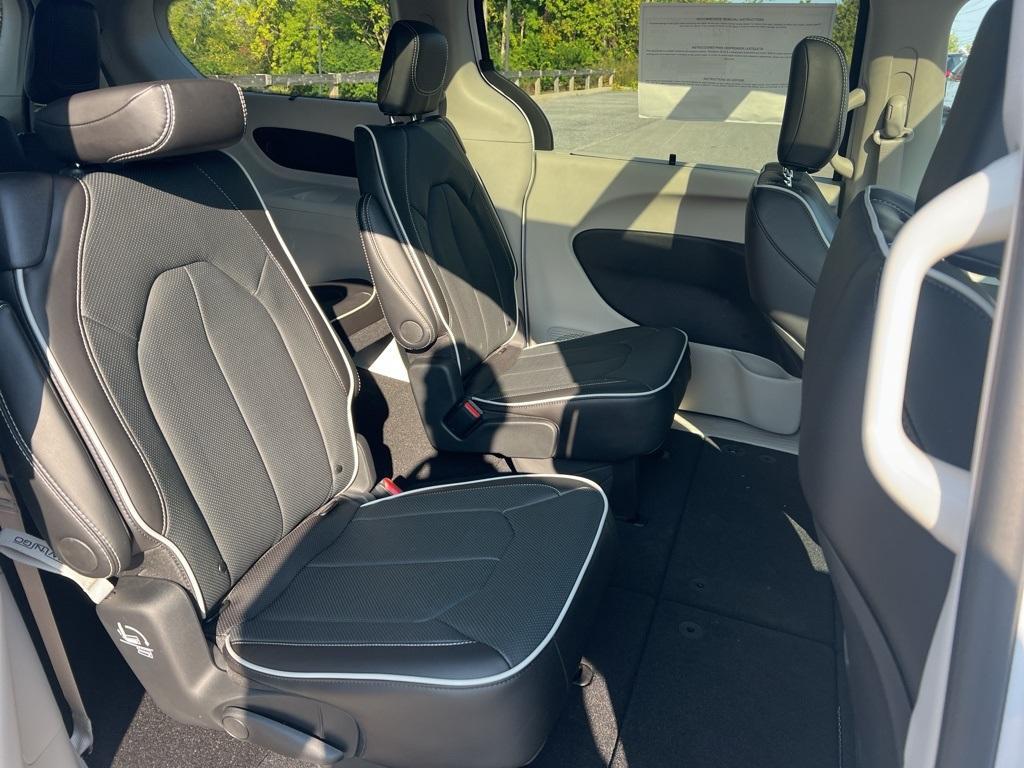 new 2024 Chrysler Pacifica car, priced at $43,425