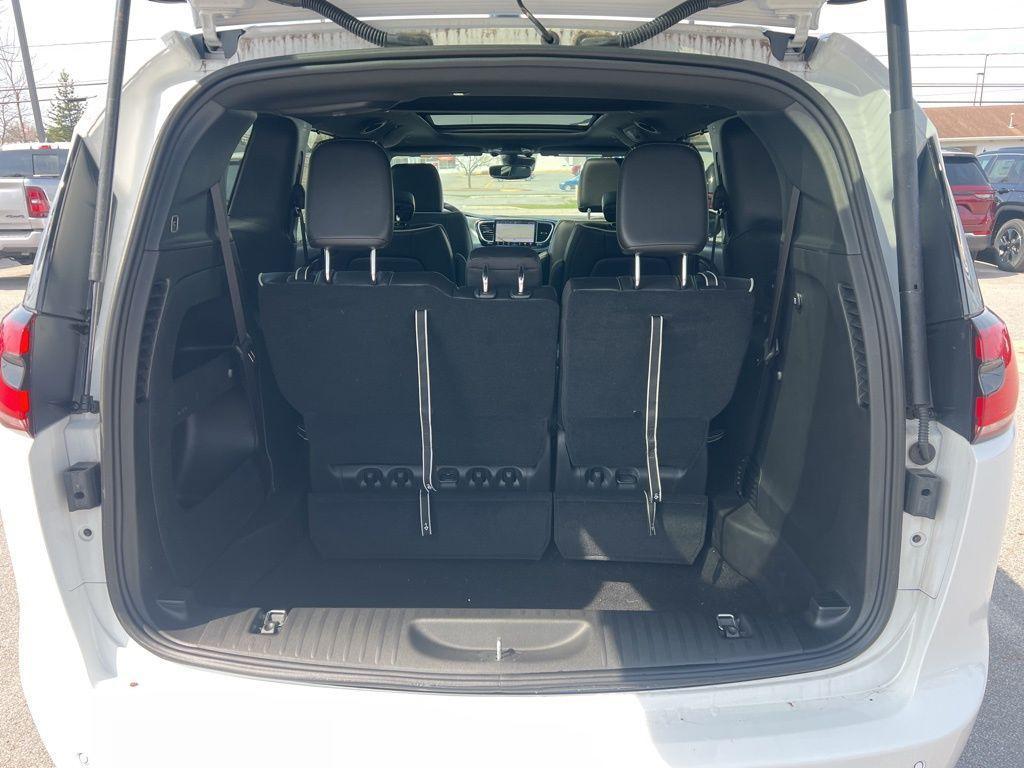 new 2024 Chrysler Pacifica car, priced at $48,402