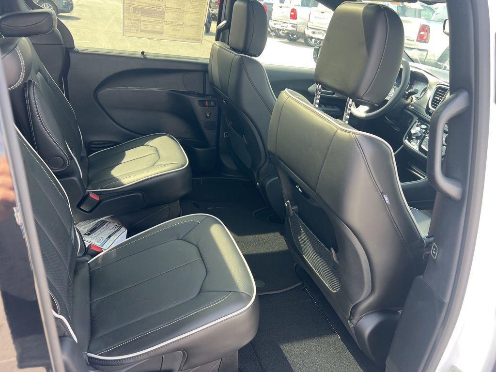 new 2024 Chrysler Pacifica car, priced at $48,402