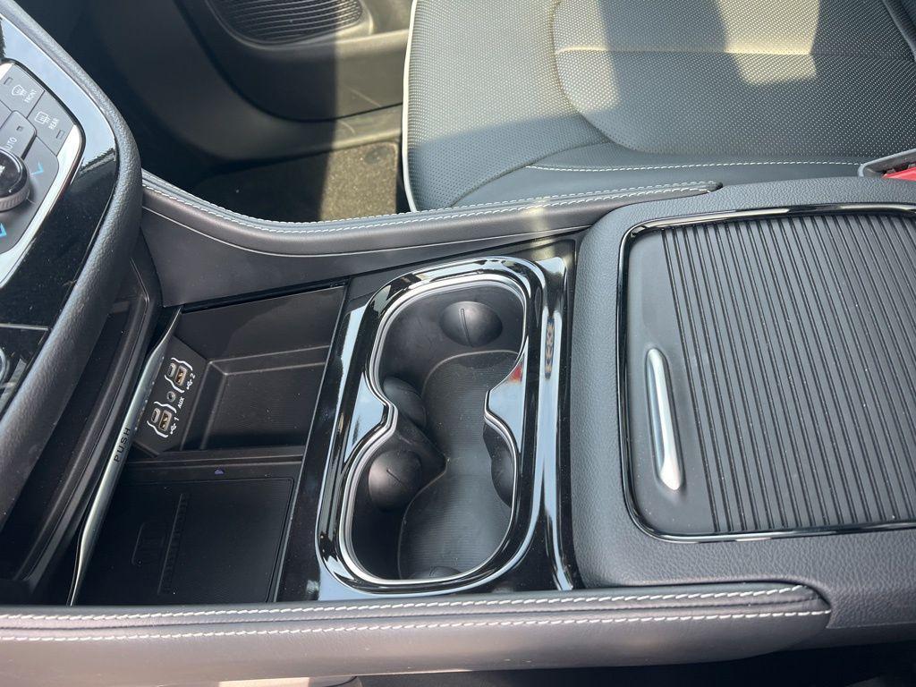 new 2024 Chrysler Pacifica car, priced at $48,402