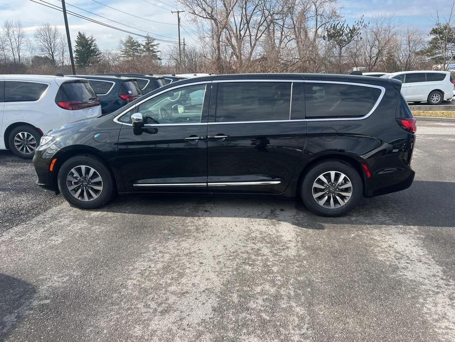 new 2023 Chrysler Pacifica Hybrid car, priced at $42,734