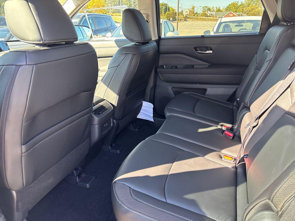 new 2025 Nissan Pathfinder car, priced at $39,581