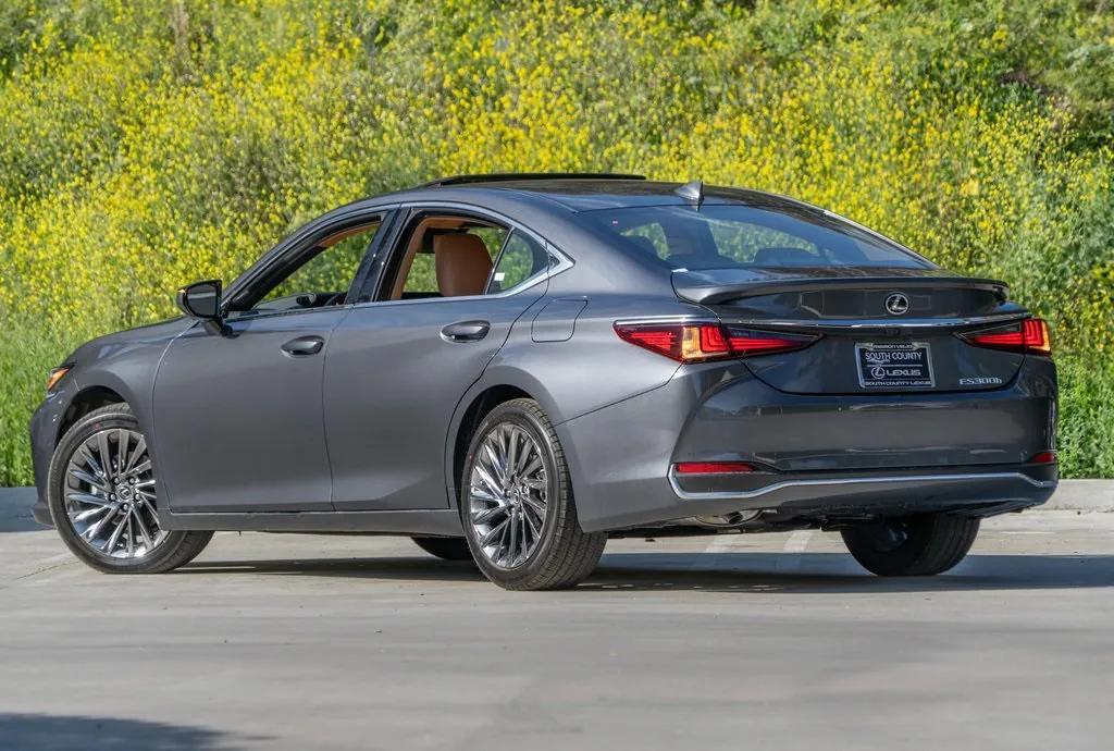 new 2025 Lexus ES 300h car, priced at $56,125