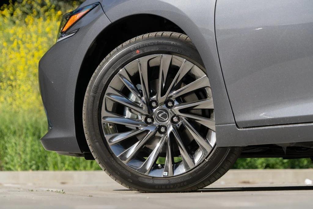 new 2025 Lexus ES 300h car, priced at $56,125