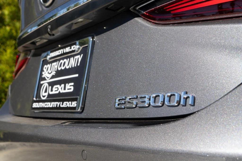 new 2025 Lexus ES 300h car, priced at $56,125