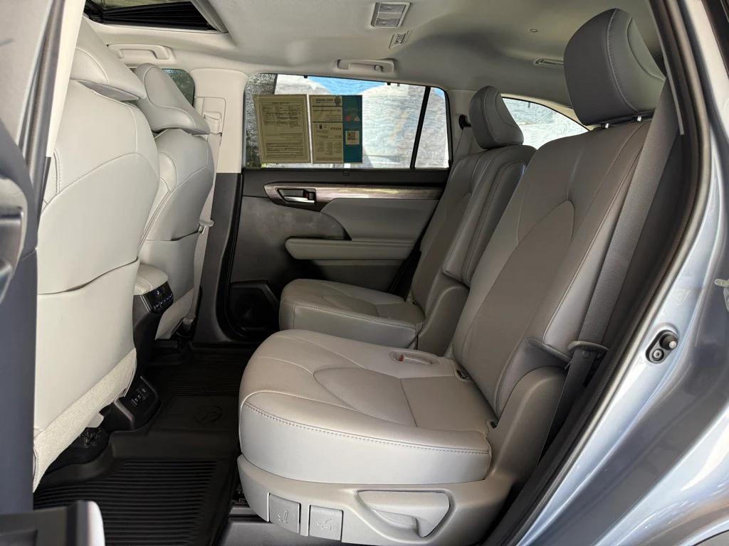 used 2021 Toyota Highlander car, priced at $31,552