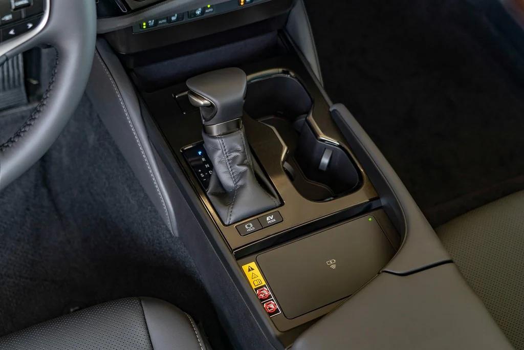 new 2025 Lexus ES 300h car, priced at $48,614