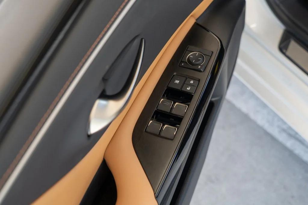 new 2025 Lexus ES 350 car, priced at $43,935