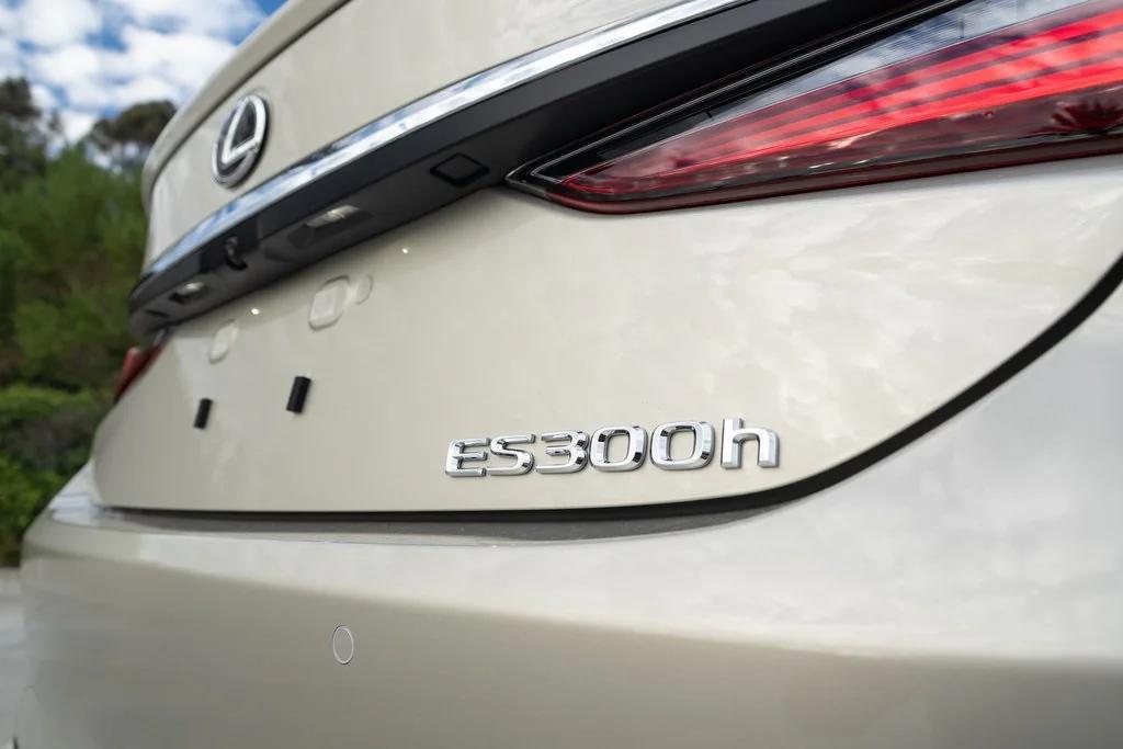 new 2025 Lexus ES 300h car, priced at $49,915