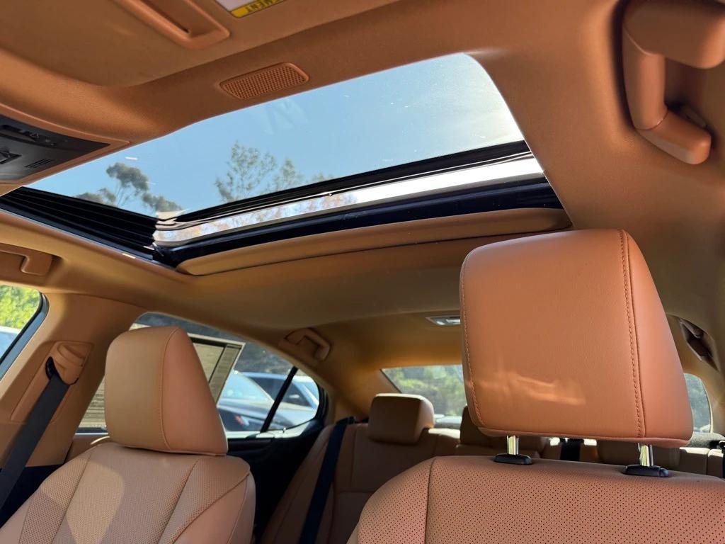 new 2025 Lexus ES 300h car, priced at $44,580