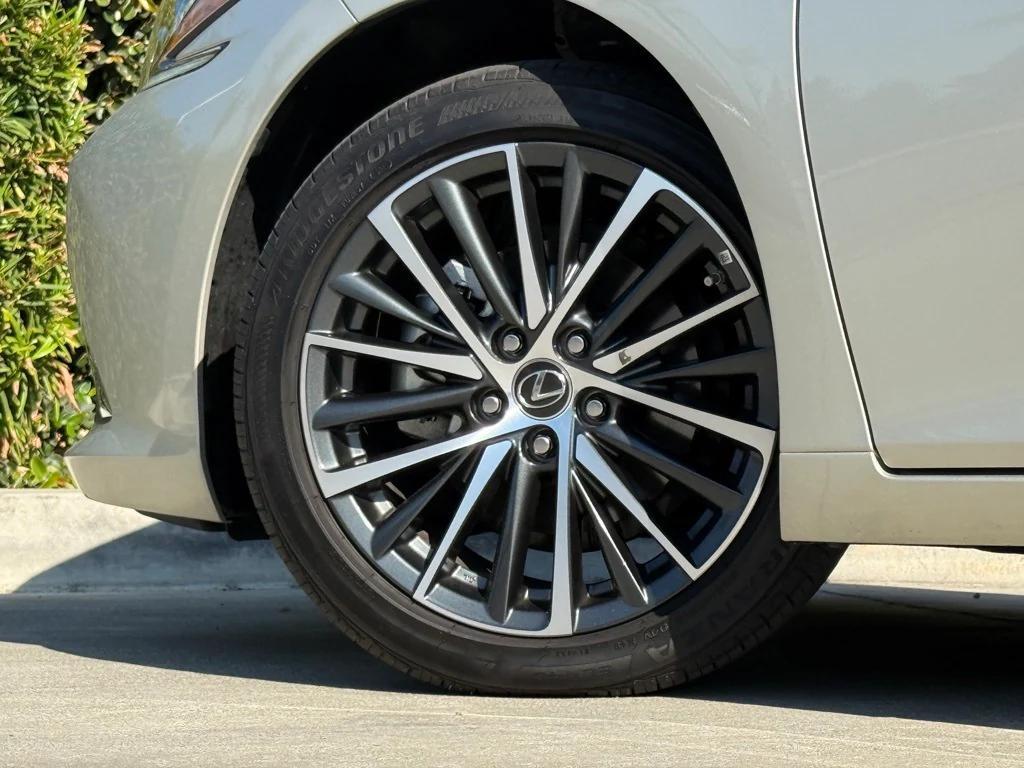 new 2025 Lexus ES 300h car, priced at $44,580