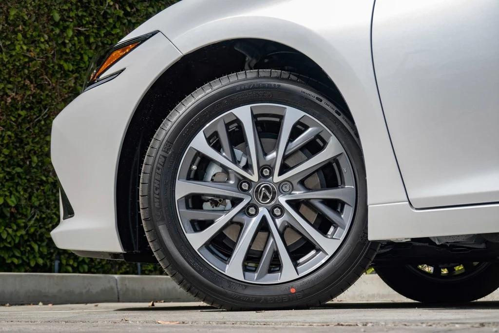 new 2025 Lexus ES 350 car, priced at $43,935