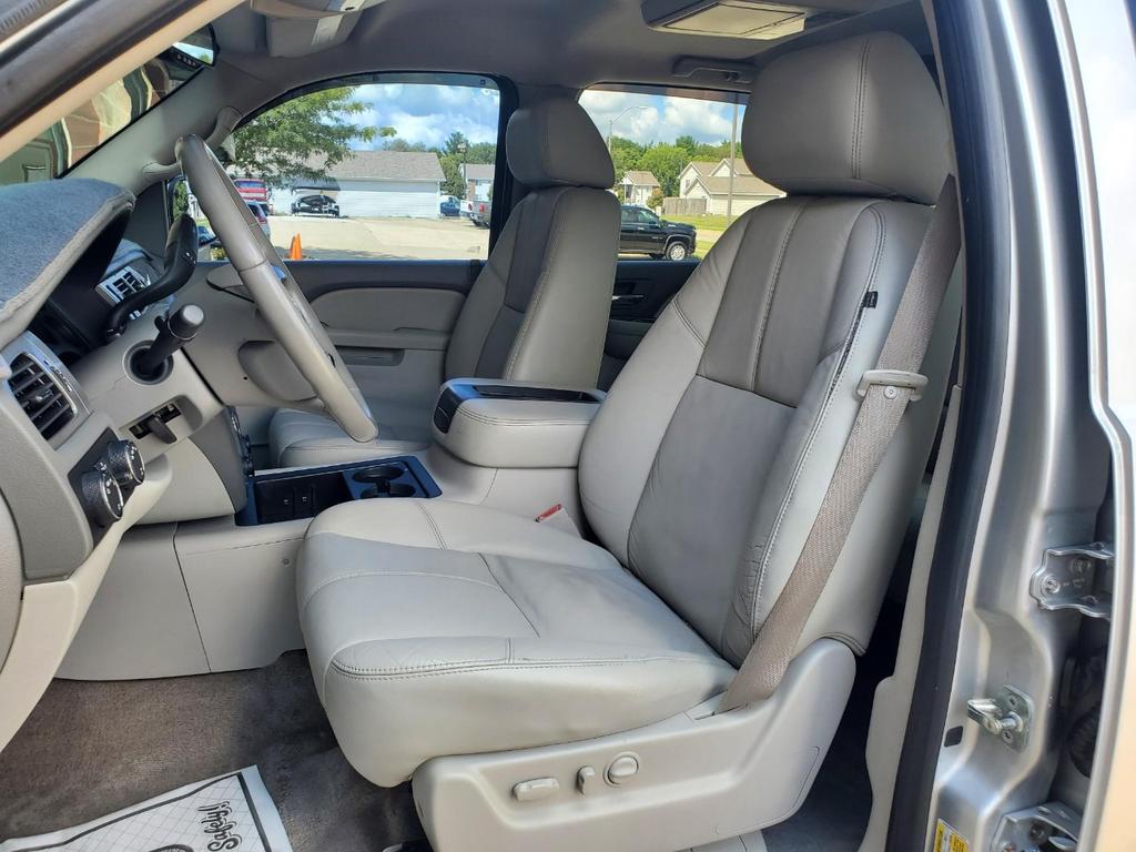 used 2010 Chevrolet Avalanche car, priced at $9,995