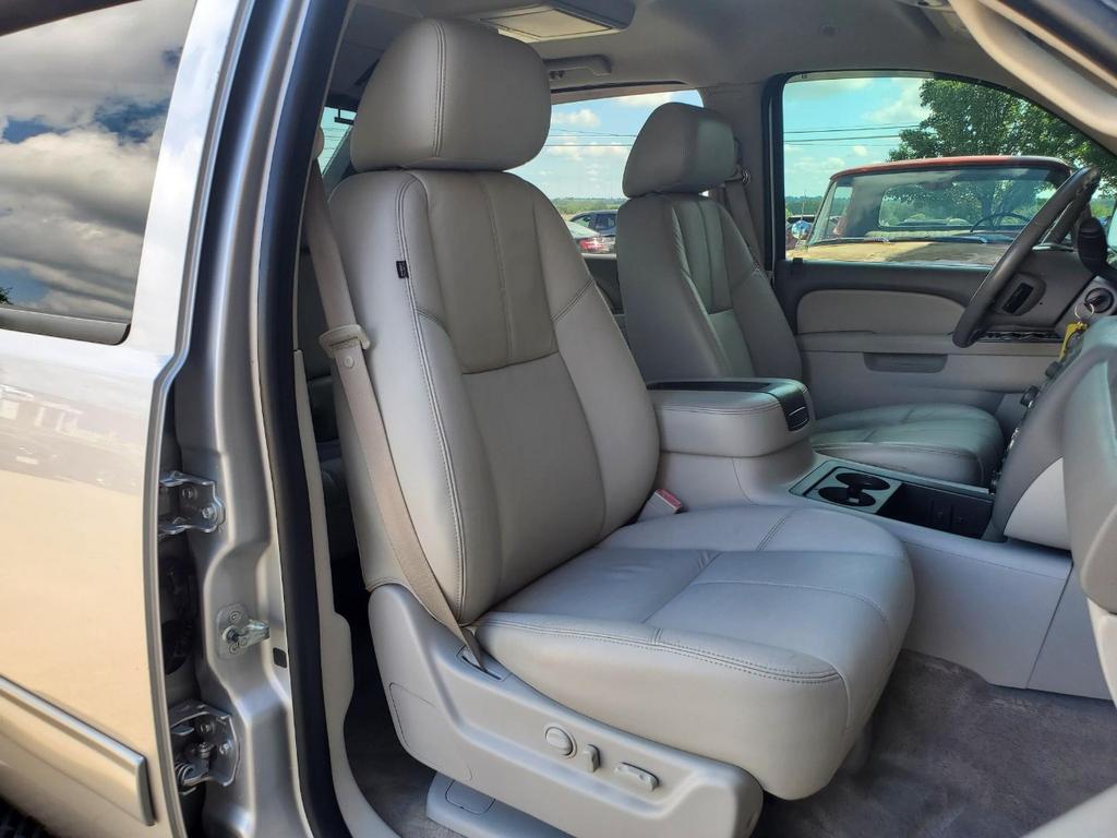 used 2010 Chevrolet Avalanche car, priced at $9,995