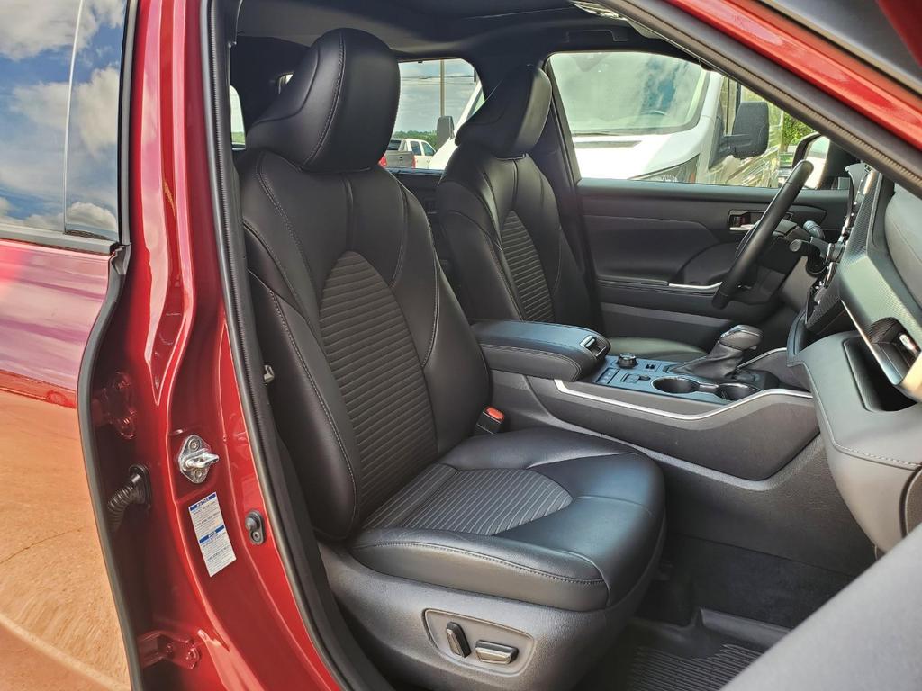 used 2021 Toyota Highlander car, priced at $32,995