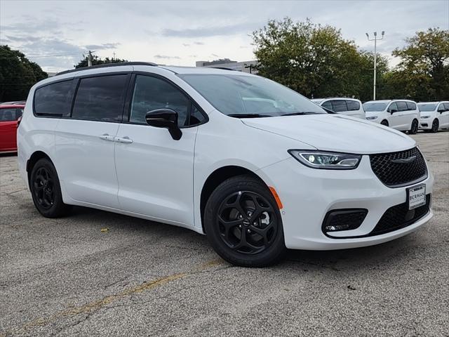 new 2024 Chrysler Pacifica Hybrid car, priced at $48,032