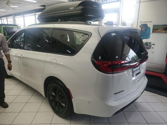 new 2025 Chrysler Pacifica car, priced at $46,852