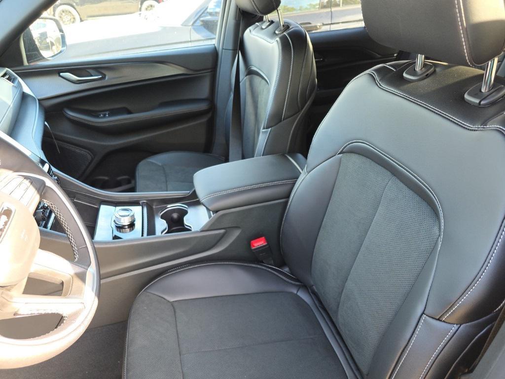 new 2025 Jeep Grand Cherokee car, priced at $45,842