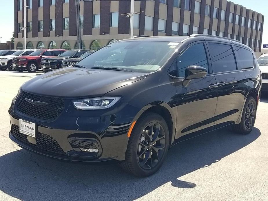 new 2024 Chrysler Pacifica car, priced at $43,589