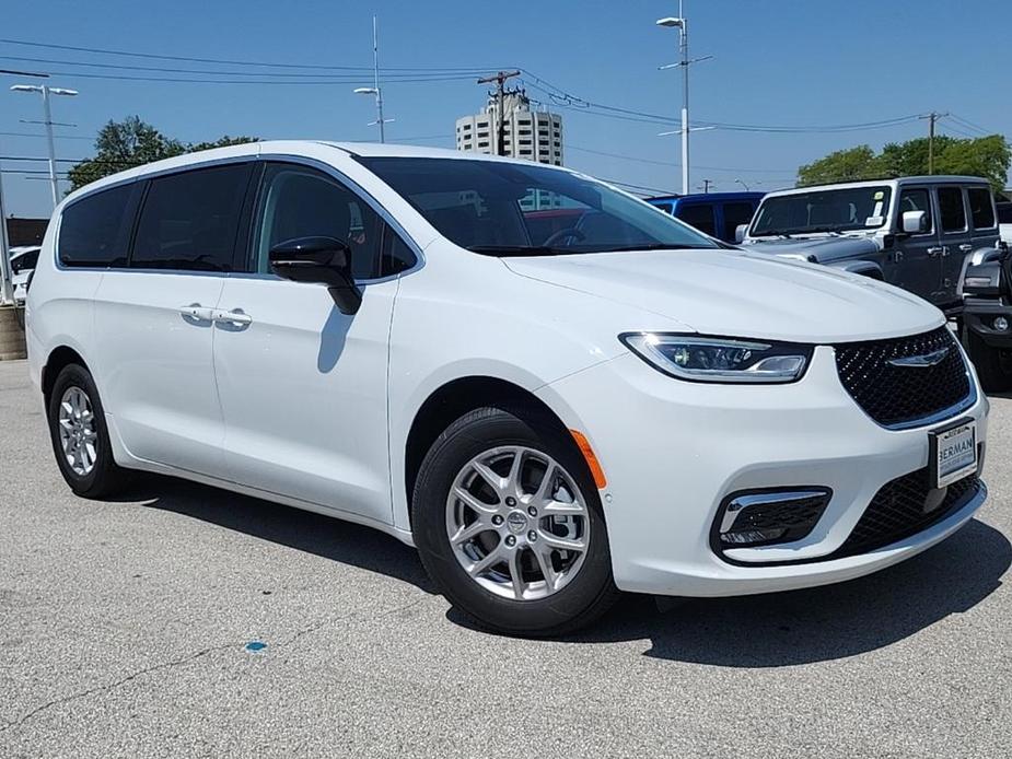 new 2024 Chrysler Pacifica car, priced at $42,890