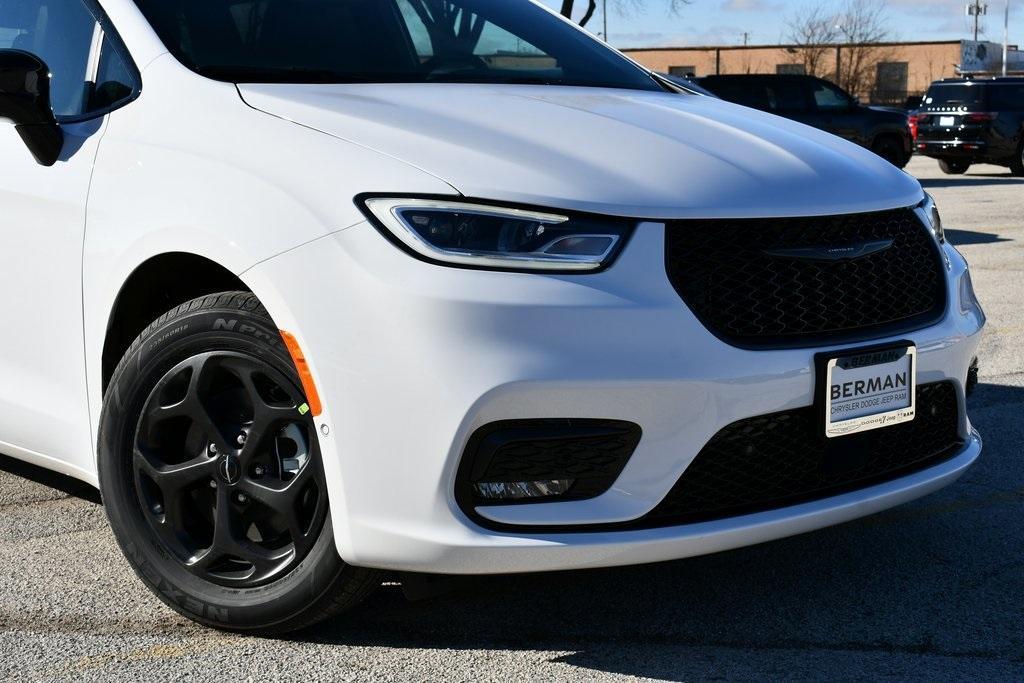 new 2024 Chrysler Pacifica Hybrid car, priced at $57,029