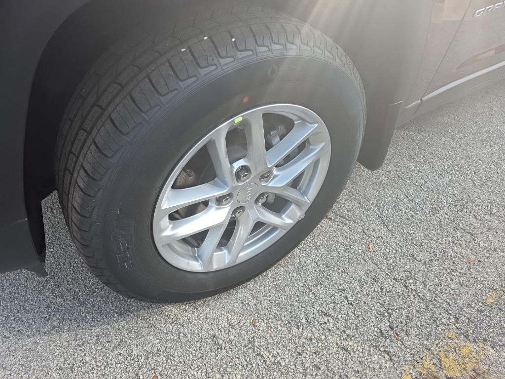 new 2025 Jeep Grand Cherokee car, priced at $42,840