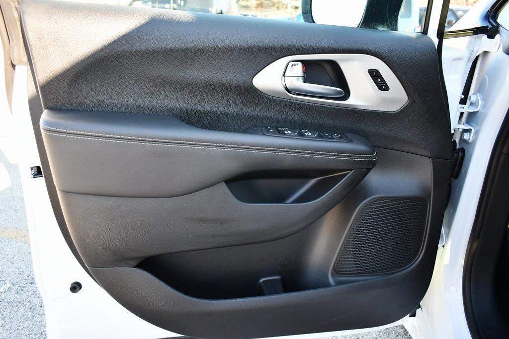 new 2024 Chrysler Pacifica car, priced at $49,487