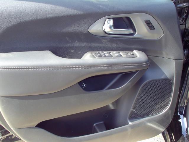 new 2025 Chrysler Pacifica Hybrid car, priced at $46,530
