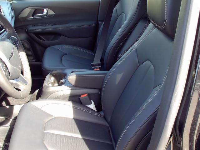 new 2025 Chrysler Pacifica Hybrid car, priced at $46,530