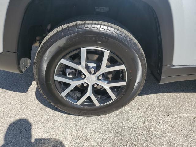 new 2025 Jeep Grand Cherokee car, priced at $40,956
