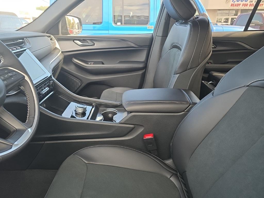 new 2025 Jeep Grand Cherokee car, priced at $45,842