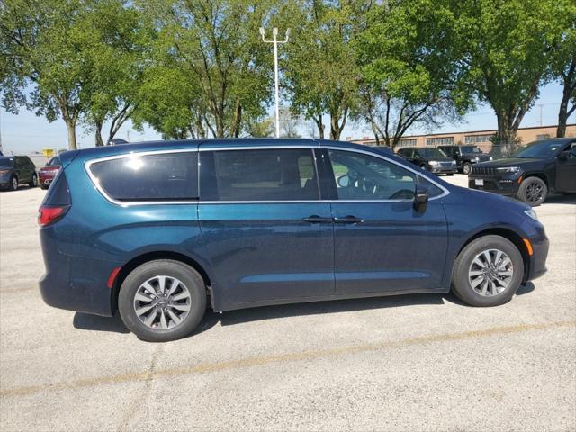 new 2025 Chrysler Pacifica Hybrid car, priced at $46,635