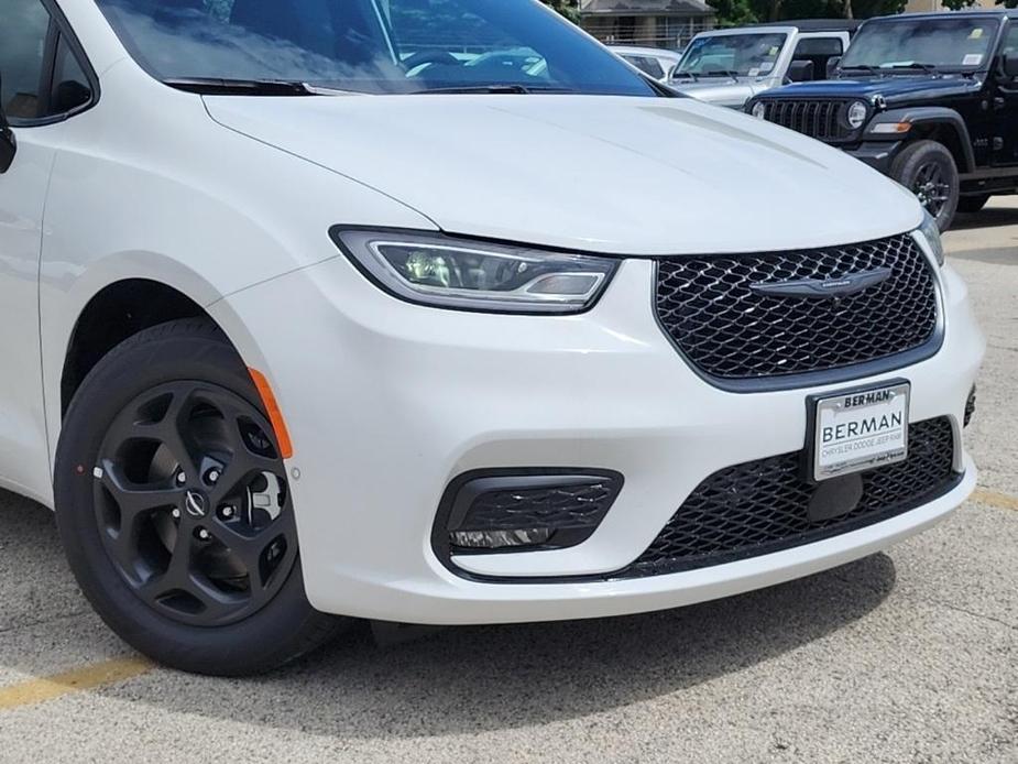 new 2024 Chrysler Pacifica Hybrid car, priced at $54,687