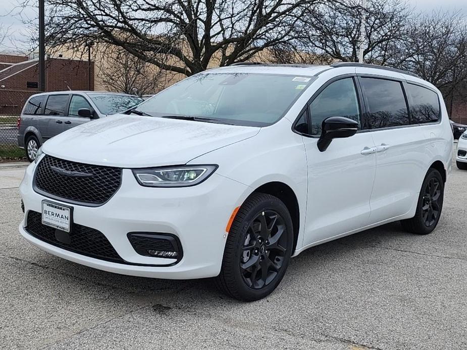 new 2024 Chrysler Pacifica car, priced at $46,340