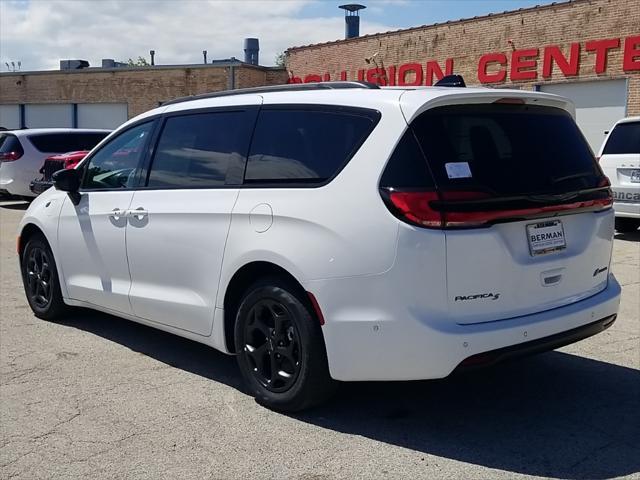 new 2024 Chrysler Pacifica Hybrid car, priced at $48,032