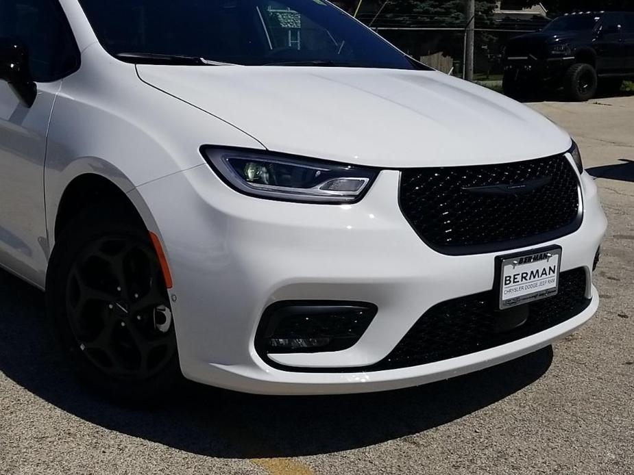 new 2024 Chrysler Pacifica Hybrid car, priced at $54,782