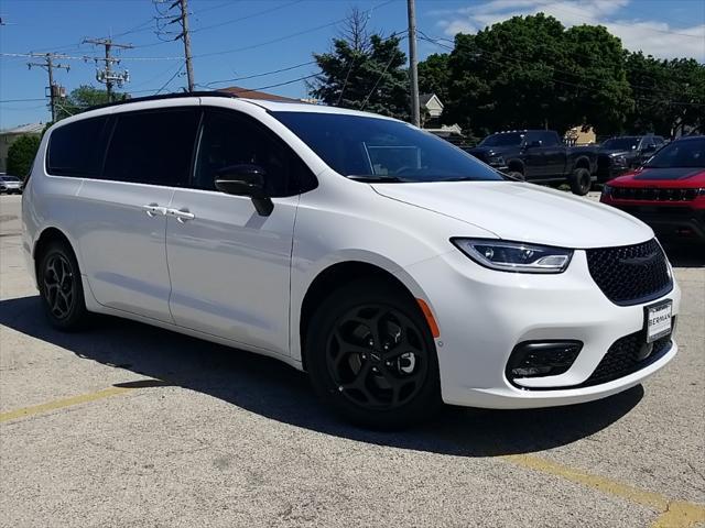 new 2024 Chrysler Pacifica Hybrid car, priced at $48,032