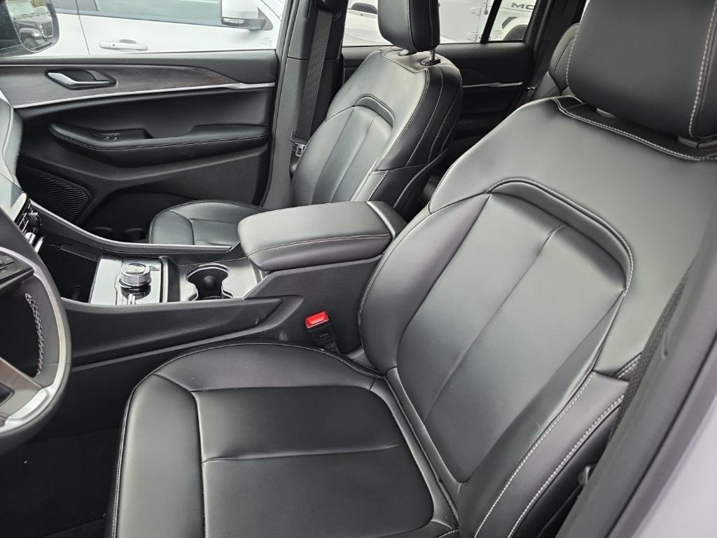 new 2025 Jeep Grand Cherokee car, priced at $45,216