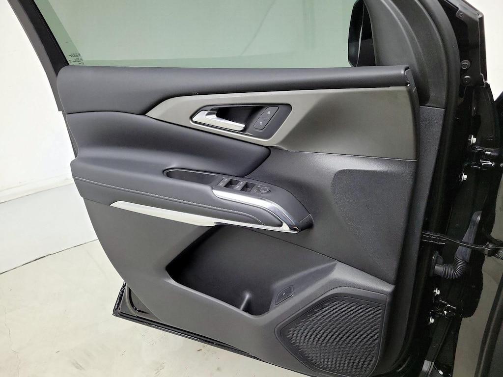 used 2025 Chevrolet Traverse car, priced at $41,998