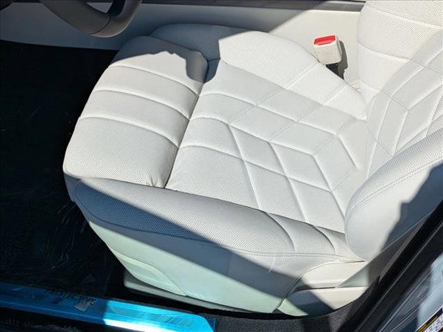 new 2025 BMW 760 car, priced at $129,625