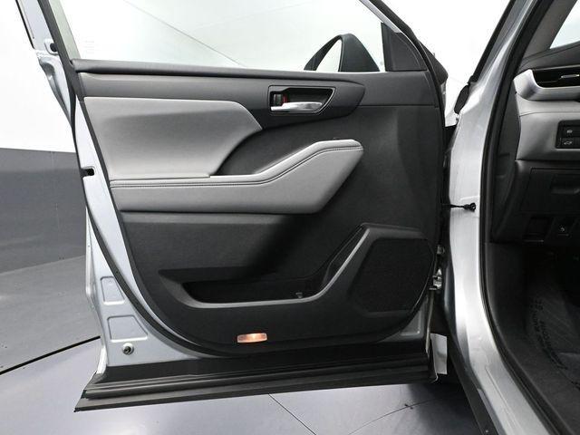 used 2021 Toyota Highlander Hybrid car, priced at $28,993