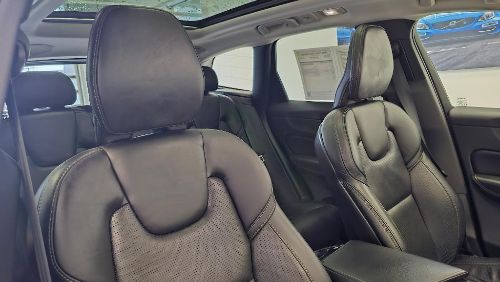 used 2022 Volvo XC60 car, priced at $37,219
