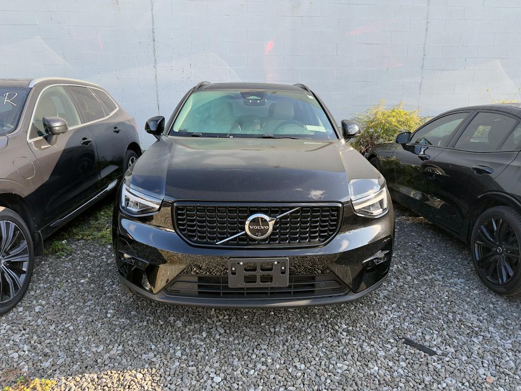 used 2023 Volvo XC40 car, priced at $32,039
