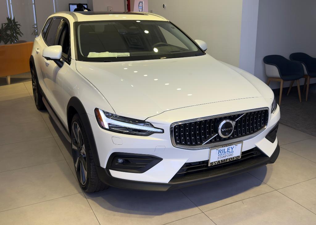 new 2025 Volvo V60 Cross Country car, priced at $61,725