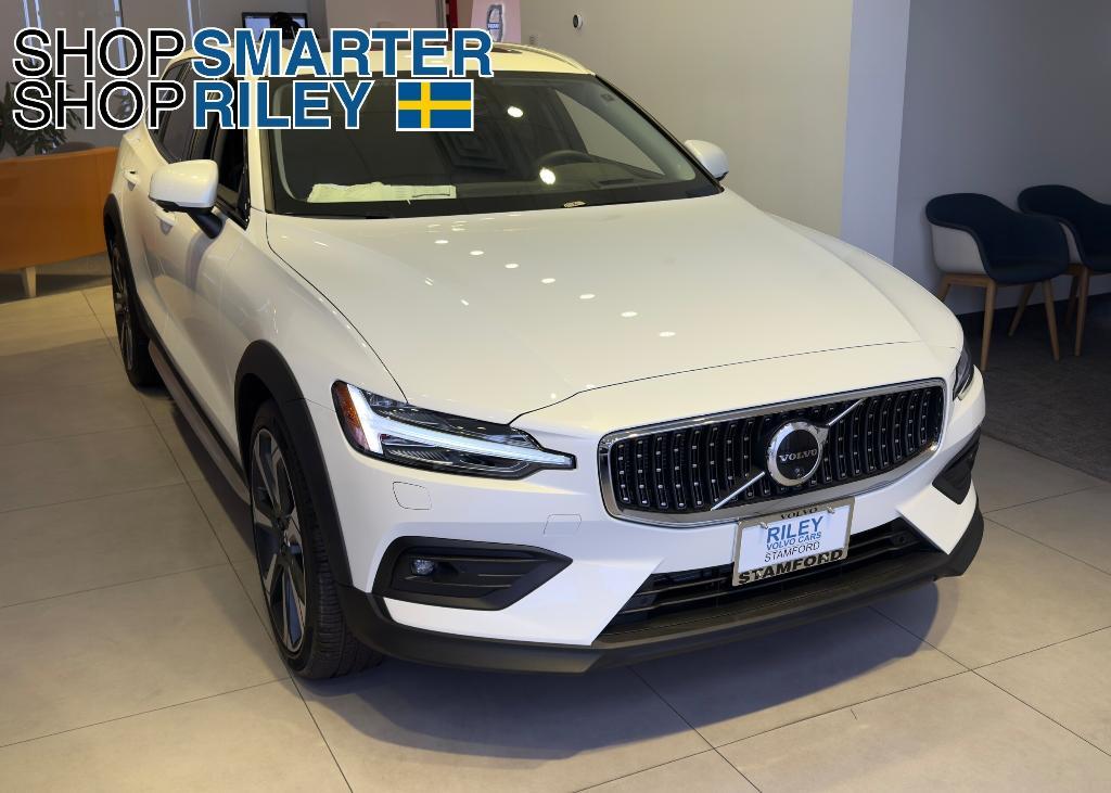 new 2025 Volvo V60 Cross Country car, priced at $61,725