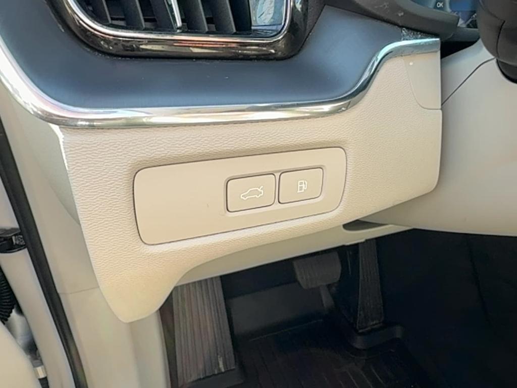 new 2025 Volvo XC60 Plug-In Hybrid car, priced at $55,036