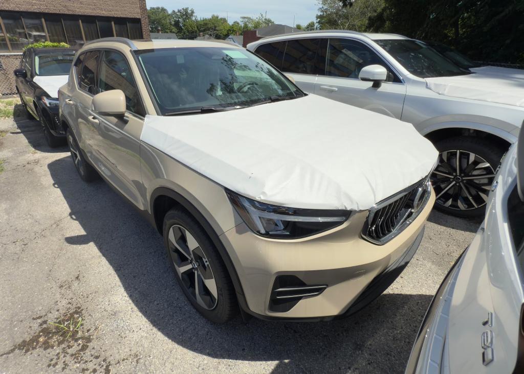 new 2025 Volvo XC40 car, priced at $35,392
